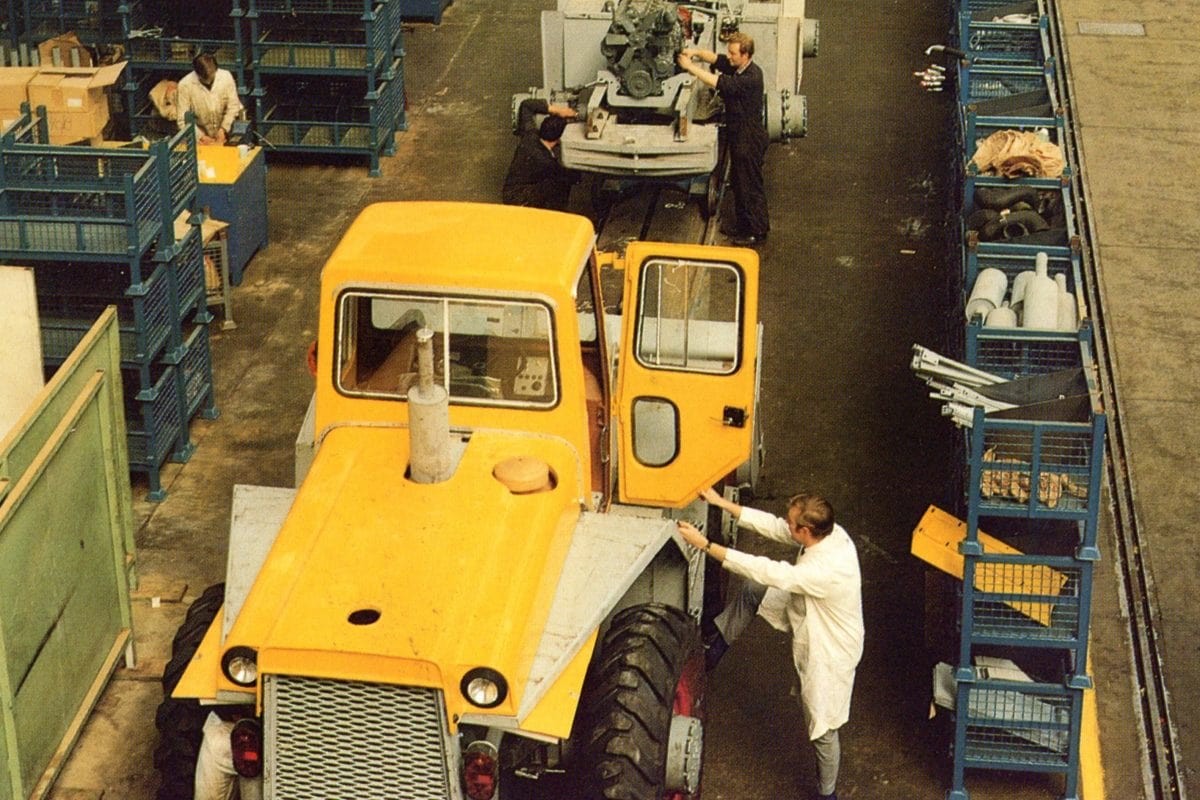 Click image for larger version  Name:	1969-the-Chaseside-loading-shovels-were-in-full-production-at-Rocester-by-1969-1200x800-min.jpg Views:	0 Size:	258,3 KB ID:	1276632