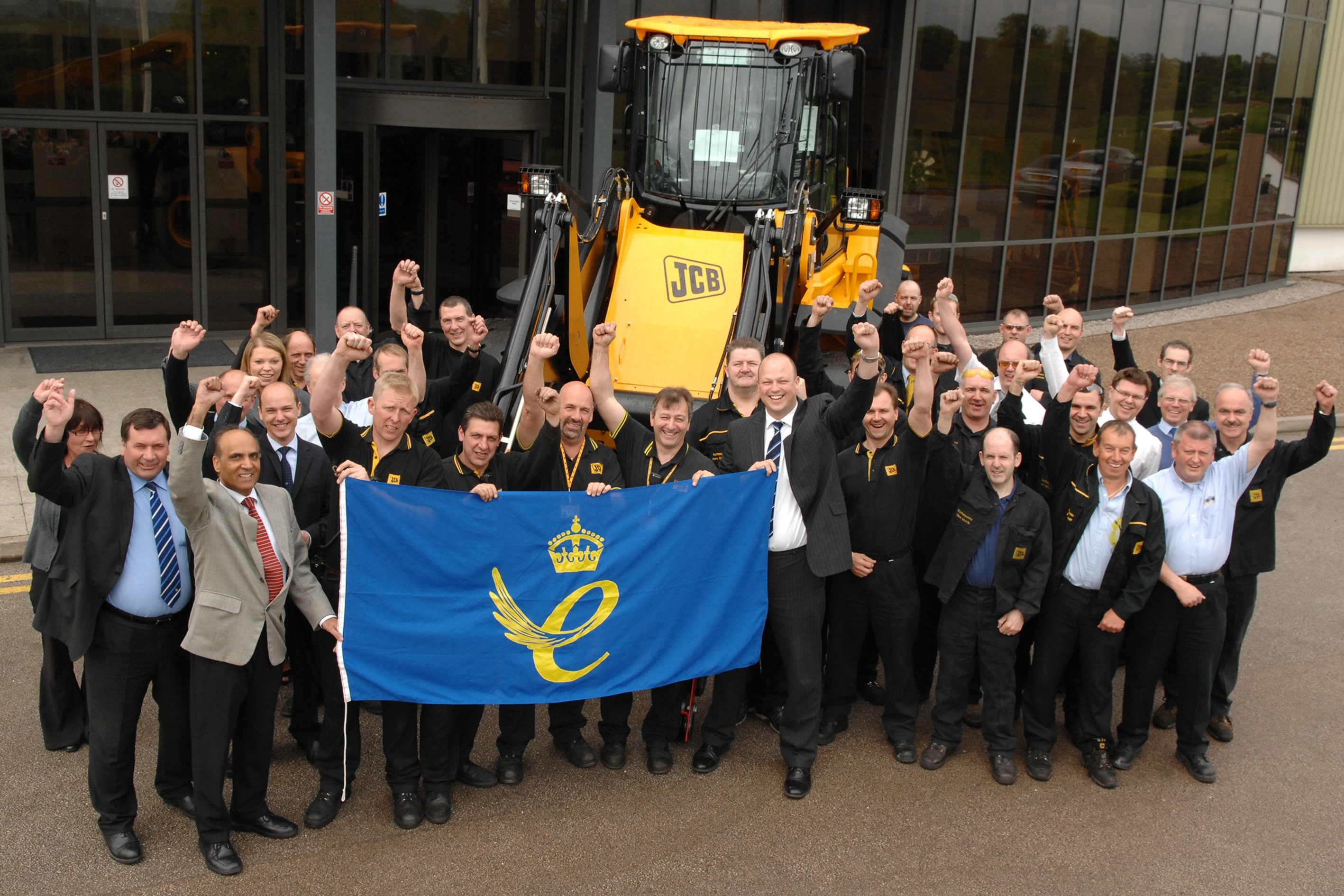 Click image for larger version  Name:	2009-JCB-Earthmovers-employees-celebrate-winning-a-Queens-Award-honouring-exports-of-JCB-wheeled-loaders-min.jpg Views:	0 Size:	895,3 KB ID:	1276634